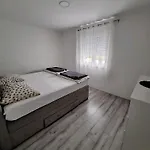 Beverly 1 *